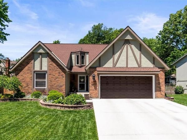 528 SE Country Lane, Lee's Summit, MO 64063