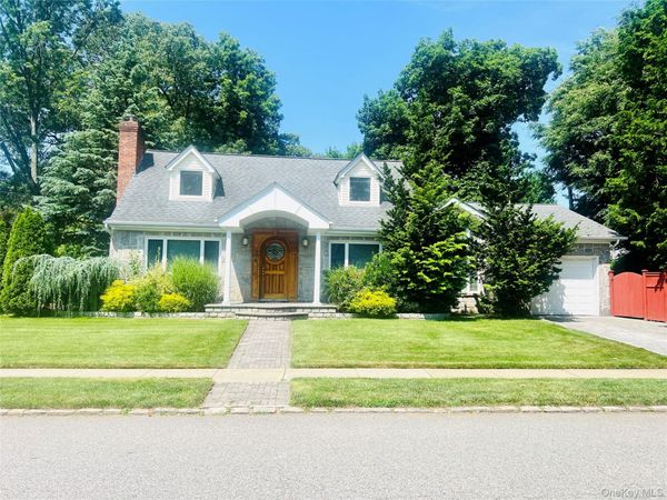 65 Maple Dr, New Hyde Park, NY 11040