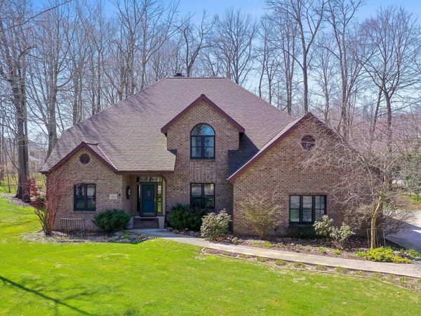 509 Wild Oak Dr, Manitowoc, WI 54220