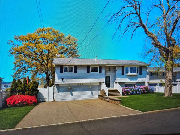 367 Erlanger Boulevard , North Babylon, NY 11703