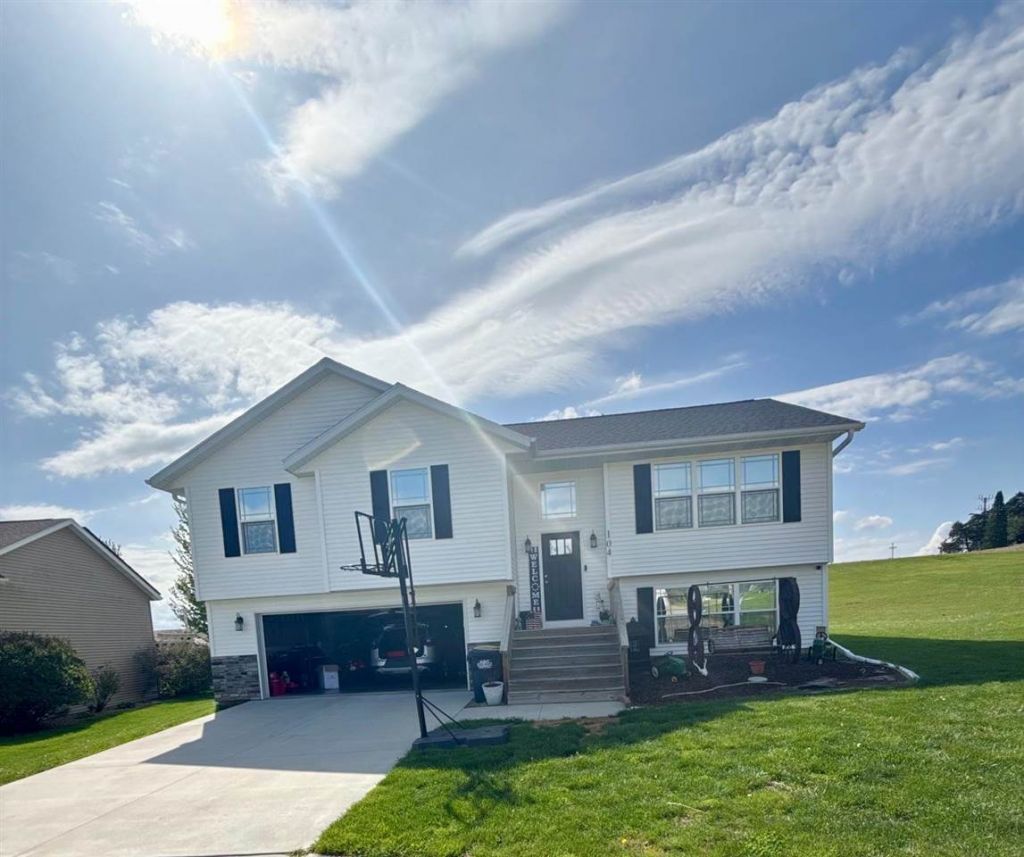 104 Bailey Park Rd, Williamsburg, IA 52361 Main Photo