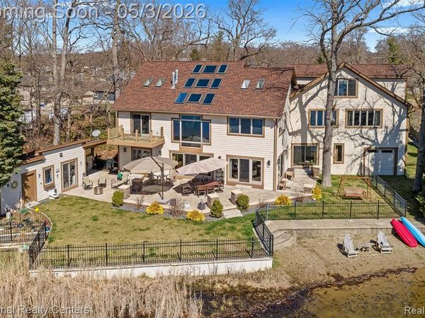 1100 Clearwater Boulevard, White Lake Twp, MI 48386