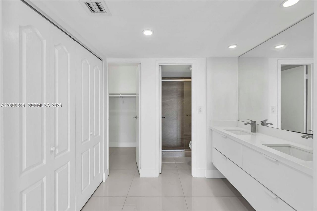 100 Bayview Dr, Unit 508, Sunny Isles Beach, FL 33160 Photo