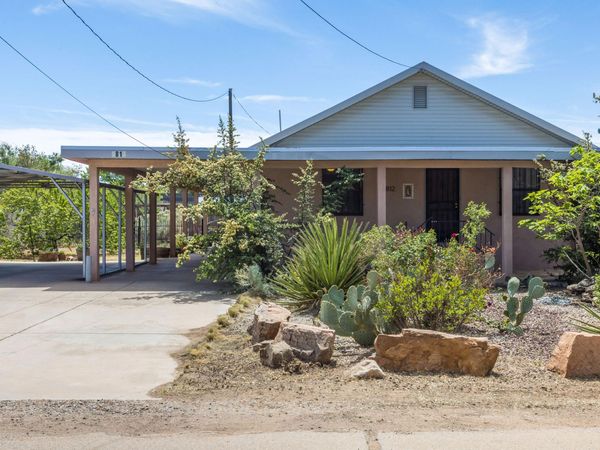 2812 Beach Road NW, Albuquerque, NM 87104