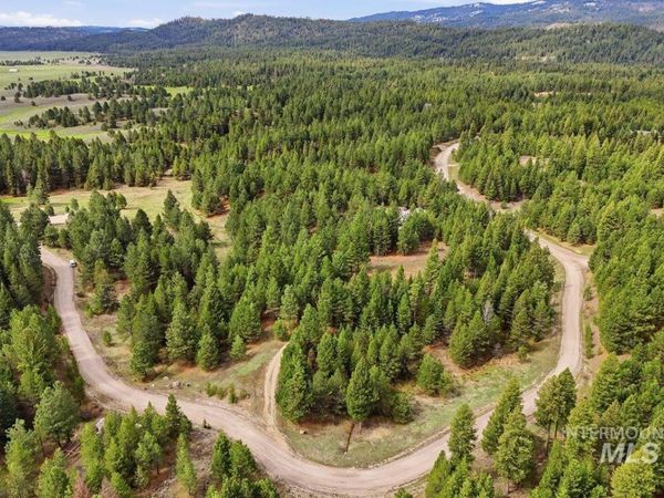 7 Carol Ct, Cascade, ID 83611