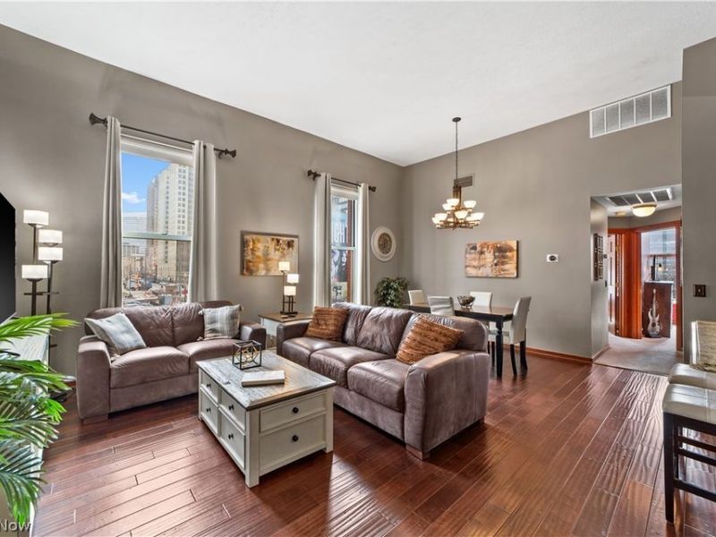 408 W Saint Clair Avenue, Unit 305, Cleveland, OH 44113 Photo 2