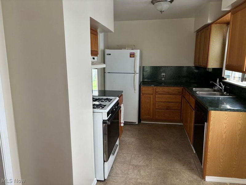 10917 Governor Avenue, Cleveland, OH 44111 Photo 8