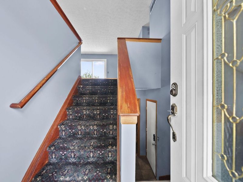 974 Esther Drive, Columbus, OH 43207 Photo 5