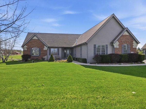 W334S7280 Milos WAY, Mukwonago, WI 53149