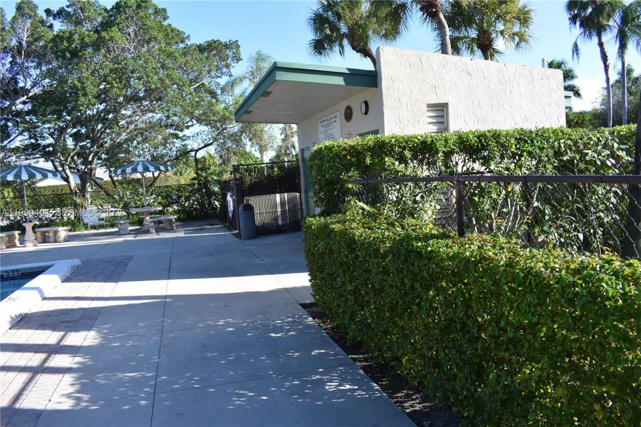 454 Lakeview Dr , Unit 2, Weston, FL 33326 Photo