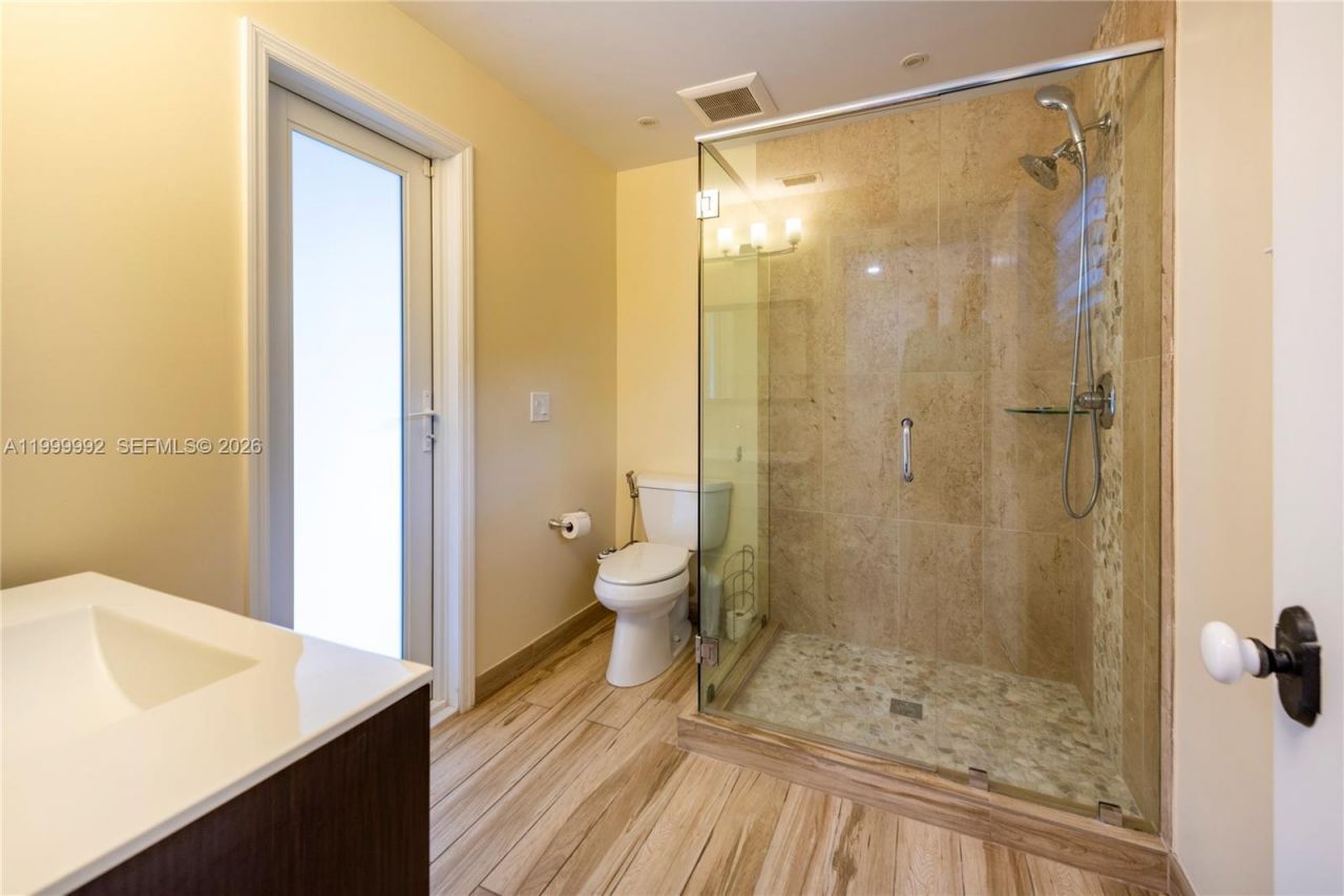 16751 Waters Edge Dr, Weston, FL 33326 Photo