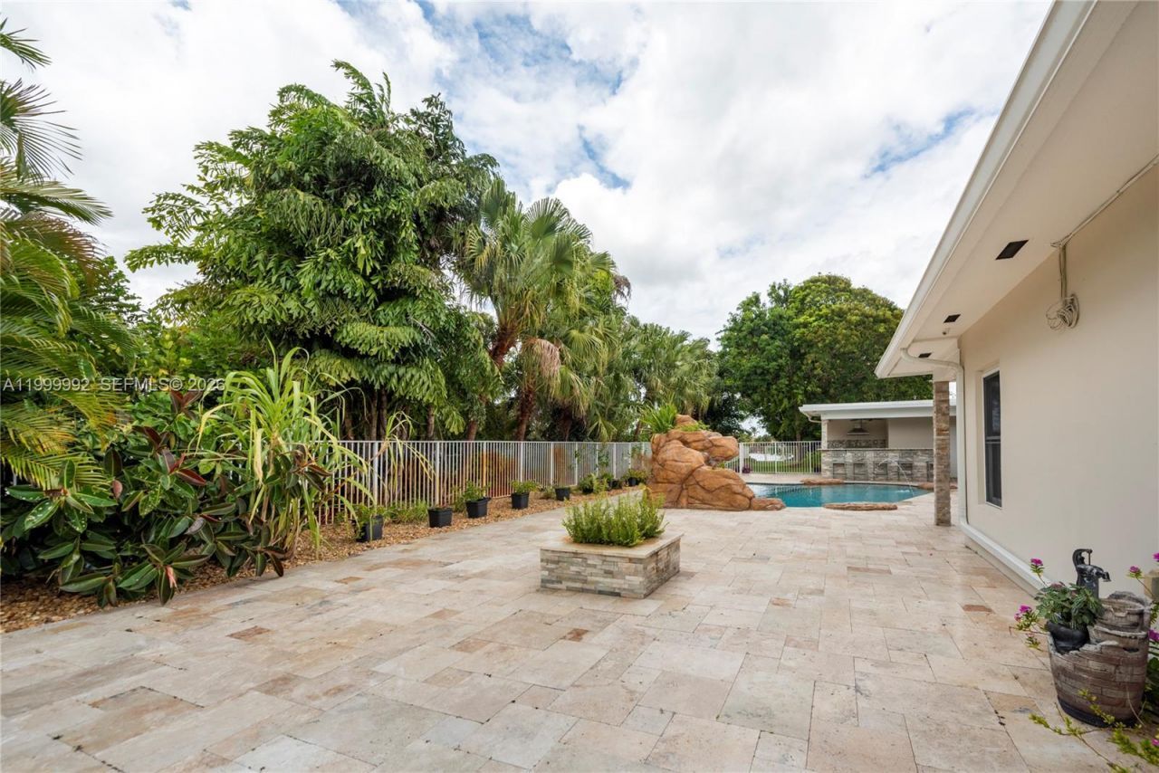 16751 Waters Edge Dr, Weston, FL 33326 Photo