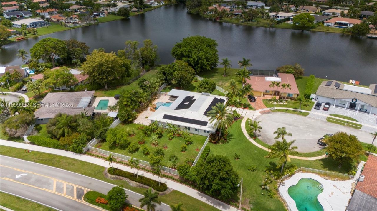 16751 Waters Edge Dr, Weston, FL 33326 Photo