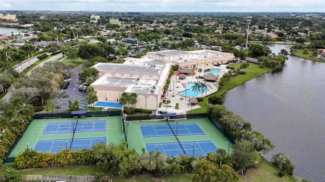 16751 Waters Edge Dr, Weston, FL 33326 Photo