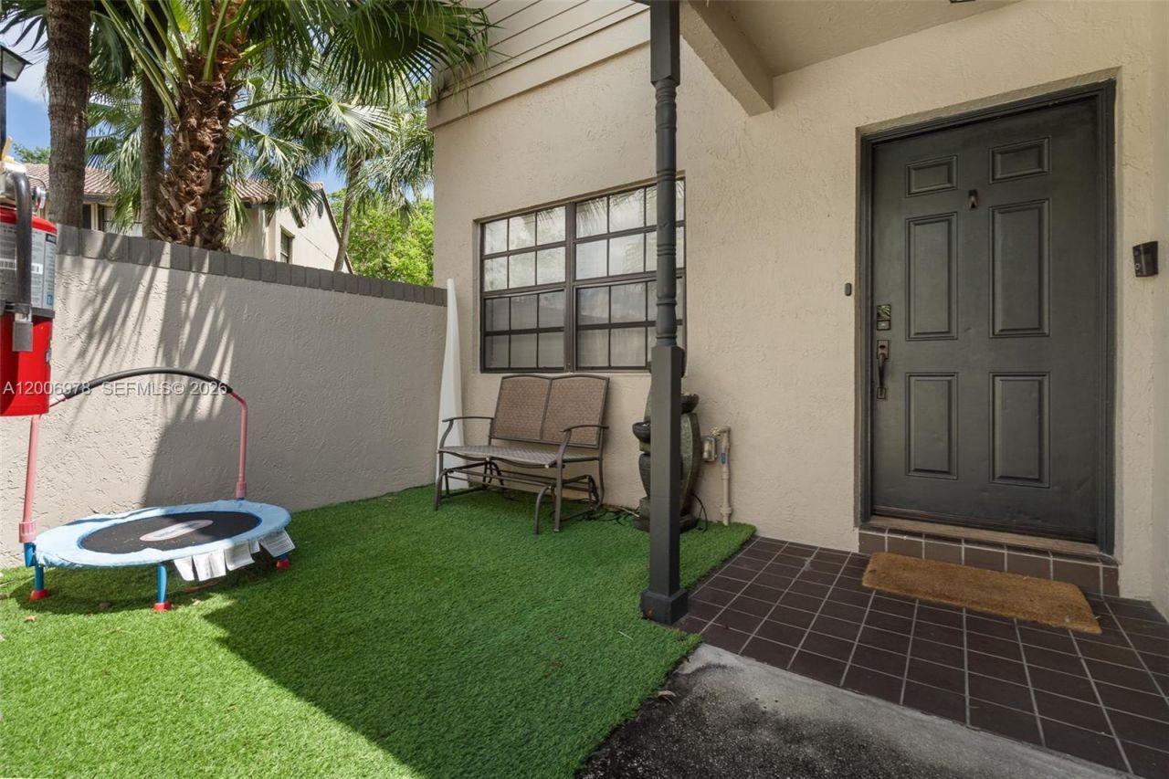 9161 Vineyard Lake Dr , Unit 9161, Plantation, FL 33324 Photo