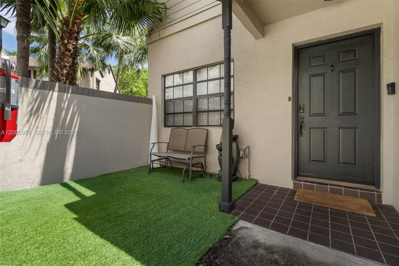 9161 Vineyard Lake Dr , Unit 9161, Plantation, FL 33324 Photo