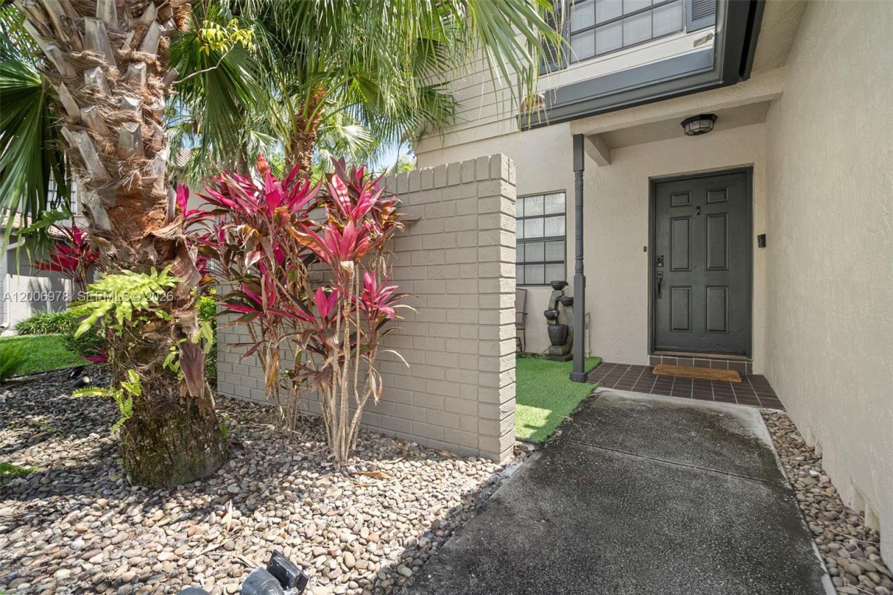9161 Vineyard Lake Dr , Unit 9161, Plantation, FL 33324 Photo