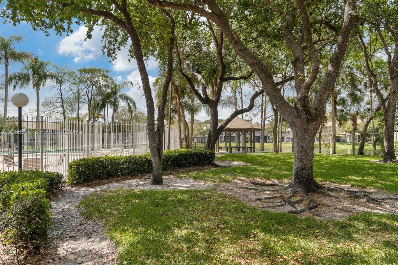 9161 Vineyard Lake Dr , Unit 9161, Plantation, FL 33324 Photo