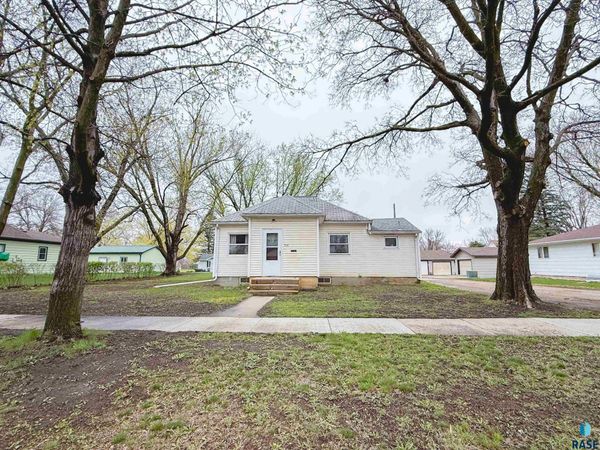 714 NW 3RD St, Madison, SD 57042