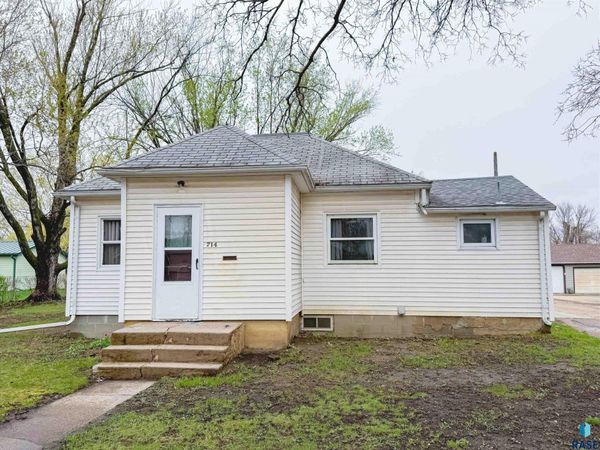 714 NW 3RD St, Madison, SD 57042
