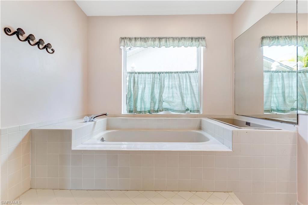 372 Fox Den Cir, Naples, FL 34104 Photo