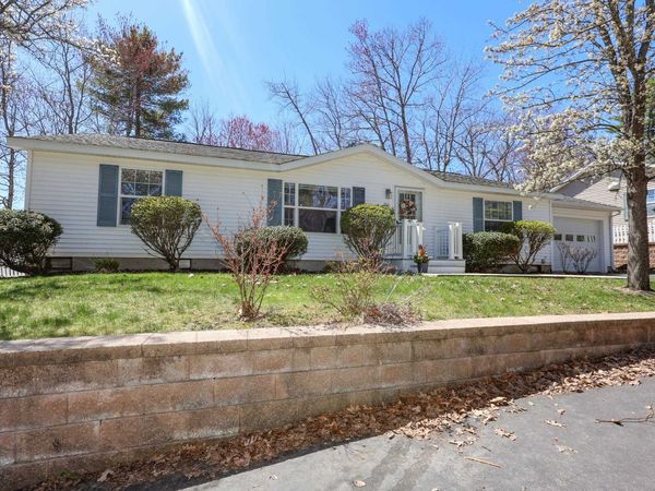 100 Ledgewood Way, Manchester, NH 03104