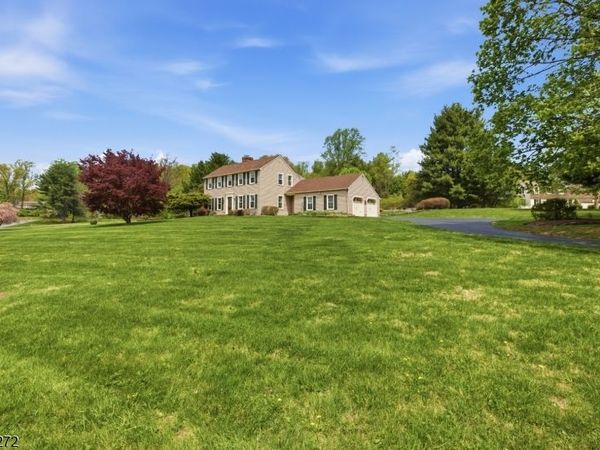 8 Sunshine Dr, Alexandria, NJ 08867
