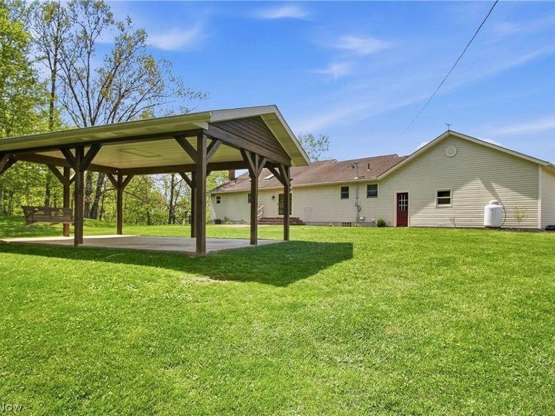 8600 Honeysuckle Drive, Dresden, OH 43821 Photo 12