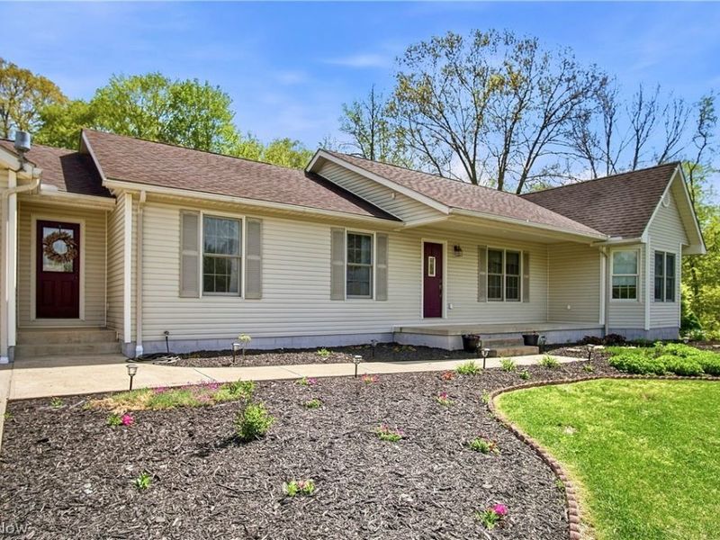 8600 Honeysuckle Drive, Dresden, OH 43821 Photo 4