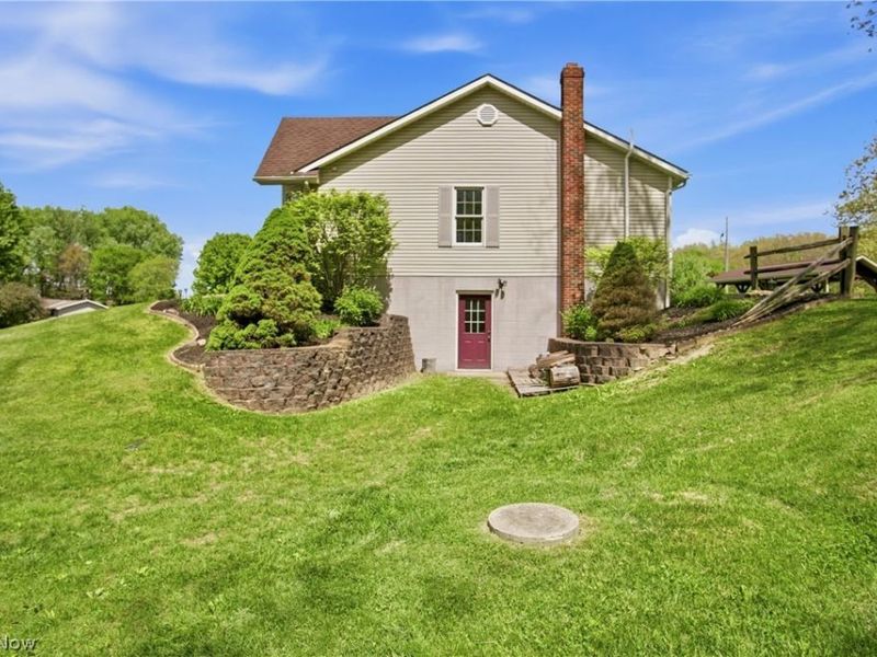 8600 Honeysuckle Drive, Dresden, OH 43821 Photo 6