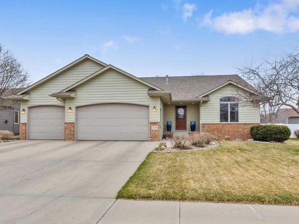 3109 S Groveland Dr, Sioux Falls, SD 57110