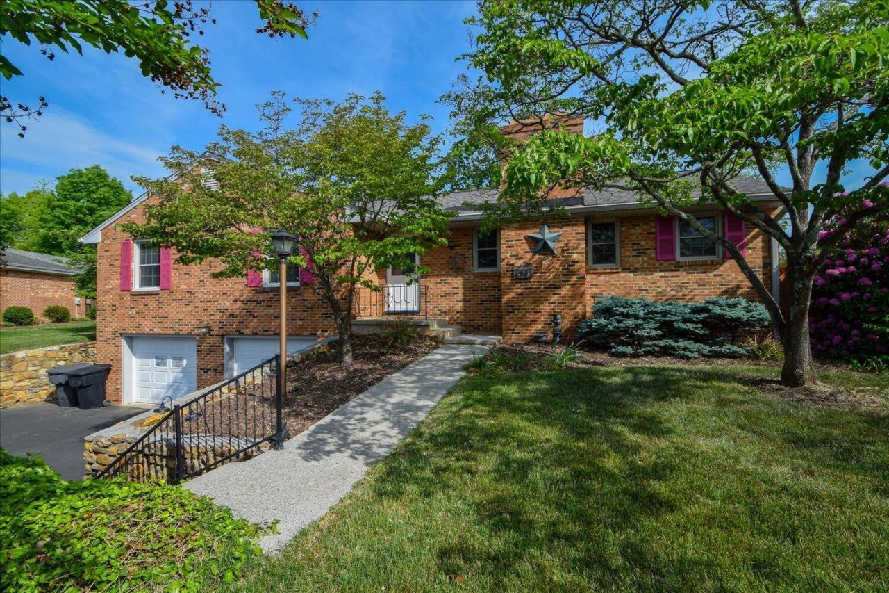 4743 Woodley Dr, Roanoke, VA 24018 Main Photo