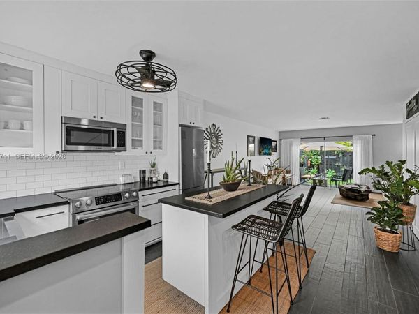 450 SE 7th St , Unit 210, Dania Beach, FL 33004