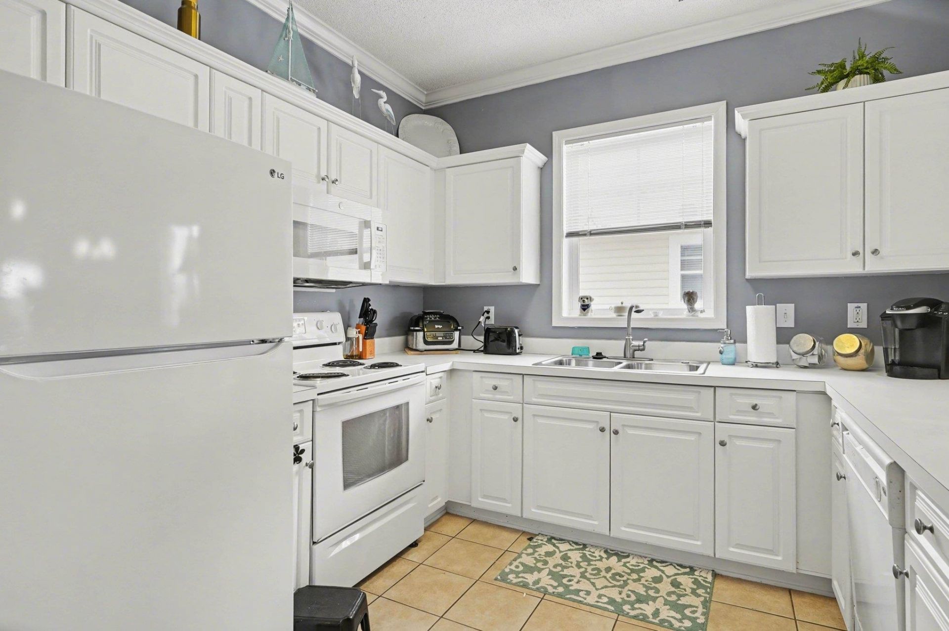 600 Heathrow Dr. Photo 12
