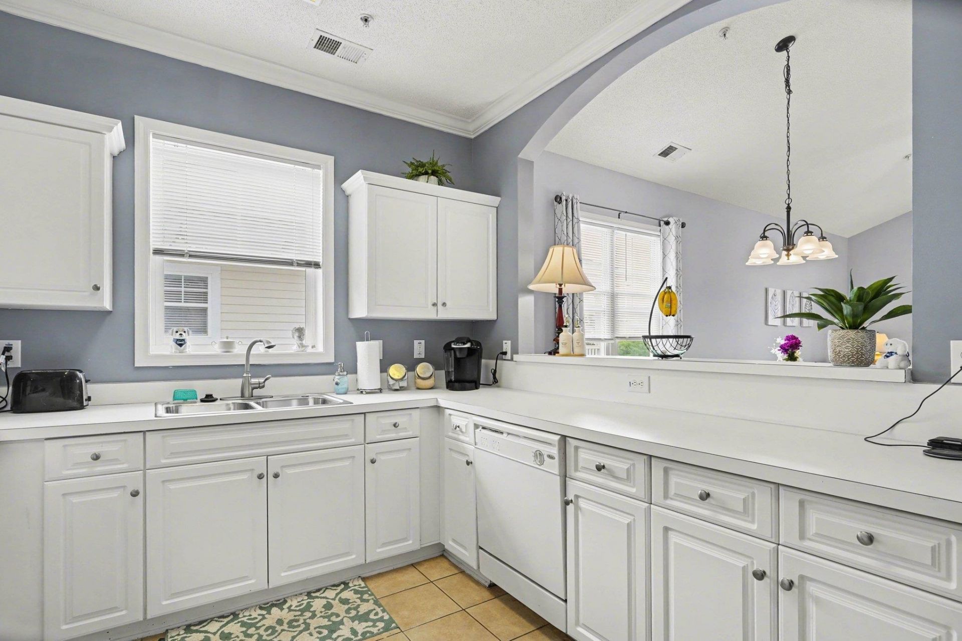 600 Heathrow Dr. Photo 13