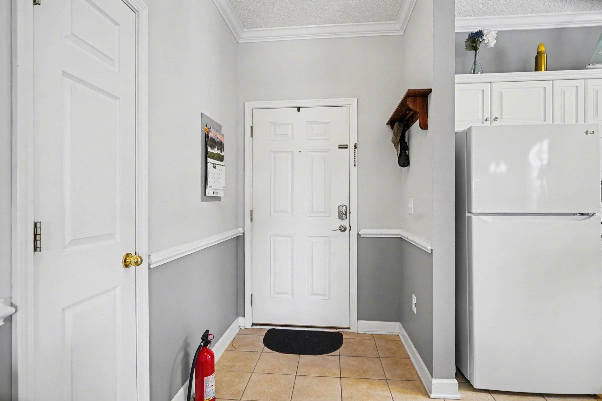 600 Heathrow Dr. Photo 14
