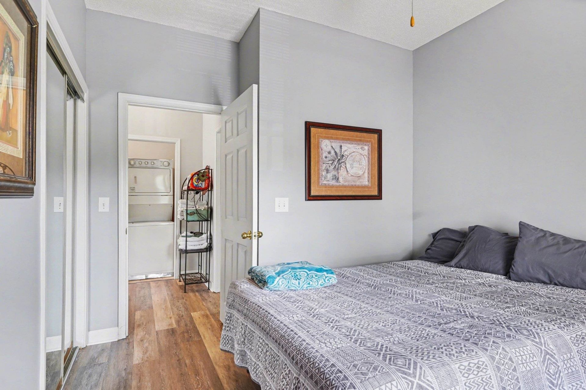 600 Heathrow Dr. Photo 23