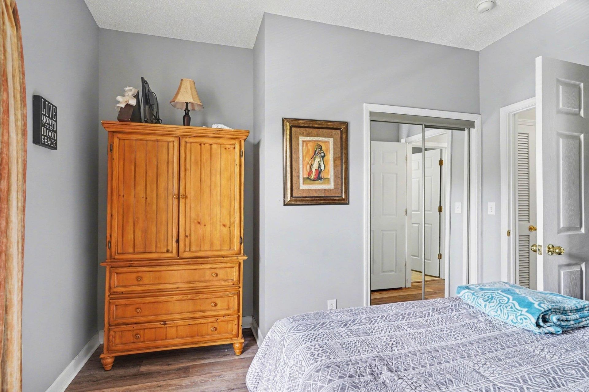 600 Heathrow Dr. Photo 24