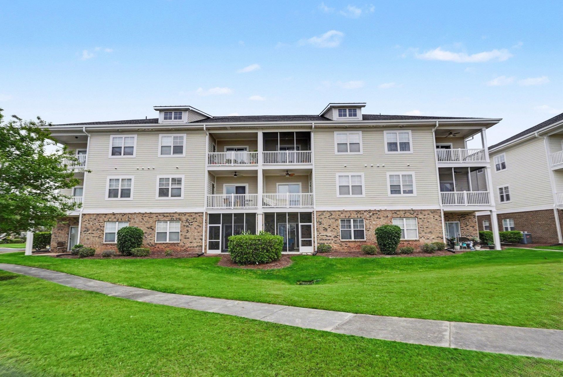 600 Heathrow Dr. Photo 28