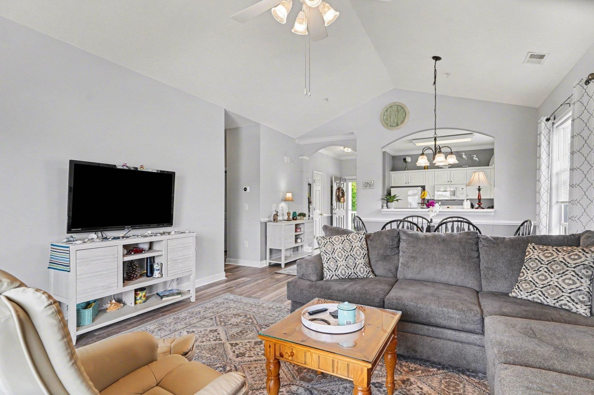 600 Heathrow Dr. Photo 7