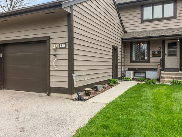 128 Glenview Ct, Janesville, WI 53548