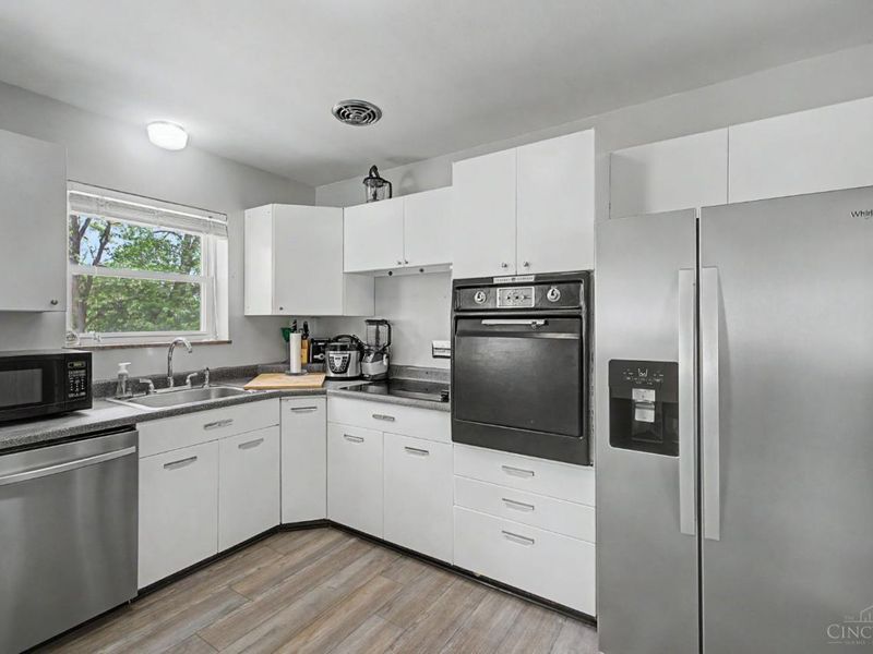 3368 Glenmont Lane, Green Township, OH 45248 Photo 11