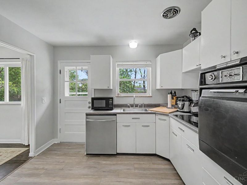 3368 Glenmont Lane, Green Township, OH 45248 Photo 12