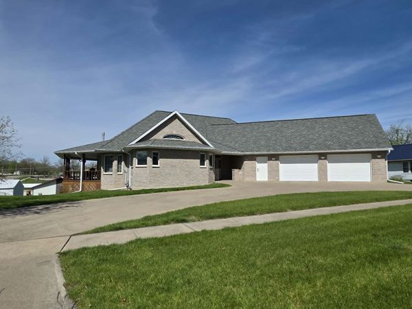 811 N Main Street, Chariton, IA 50049