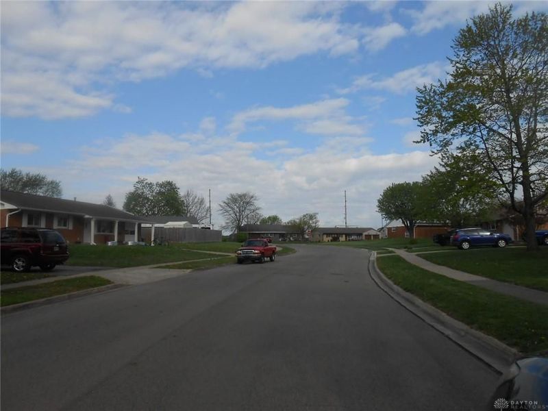 327 Reichard Drive, Vandalia, OH 45377 Photo 2