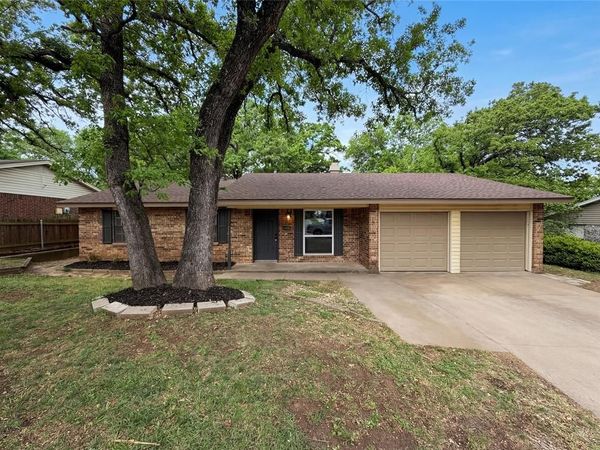 1023 N Lucas Drive , Grapevine, TX 76051