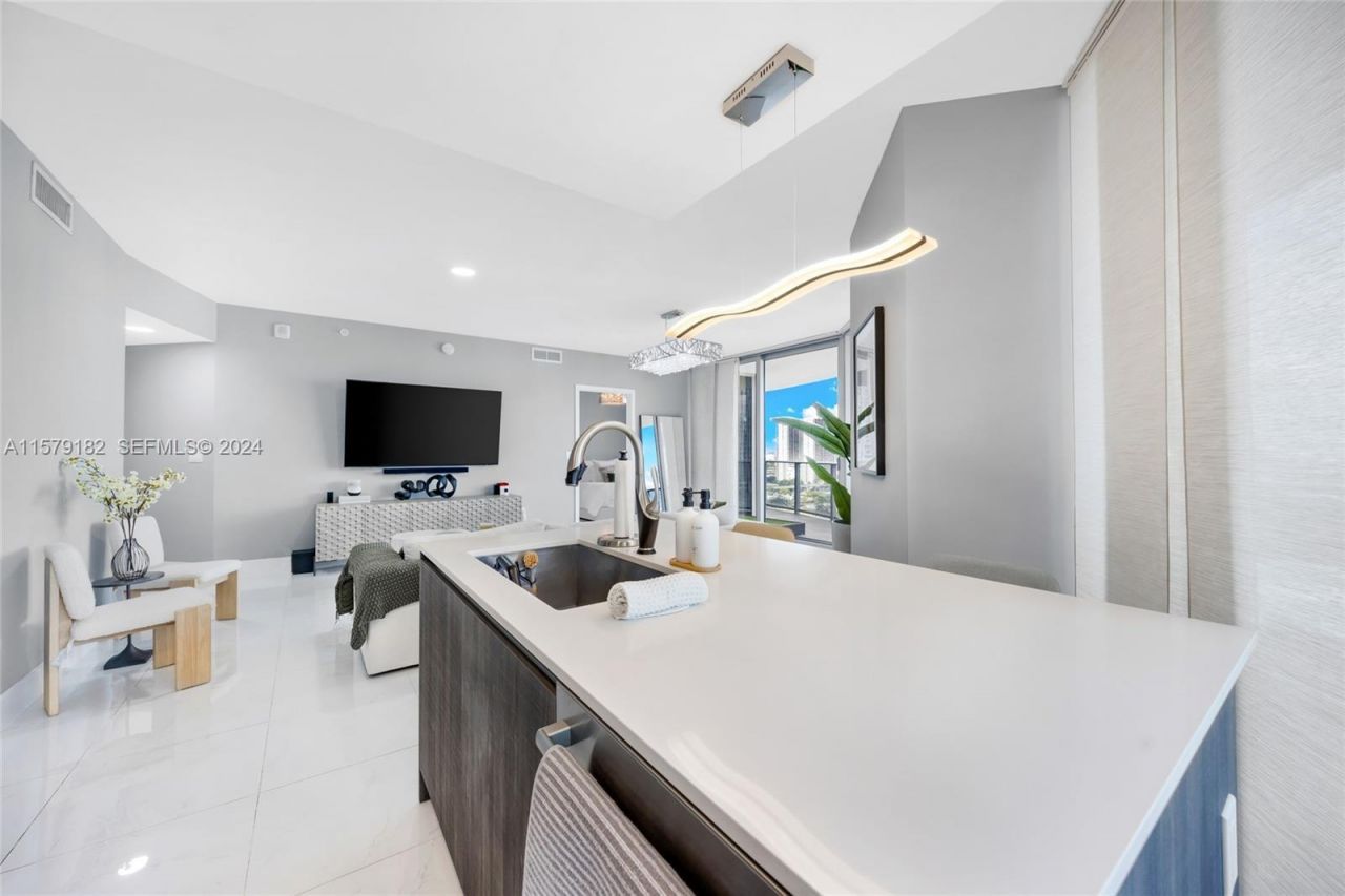 488 NE 18th Street, Unit 1801, Miami, FL 33132 Photo
