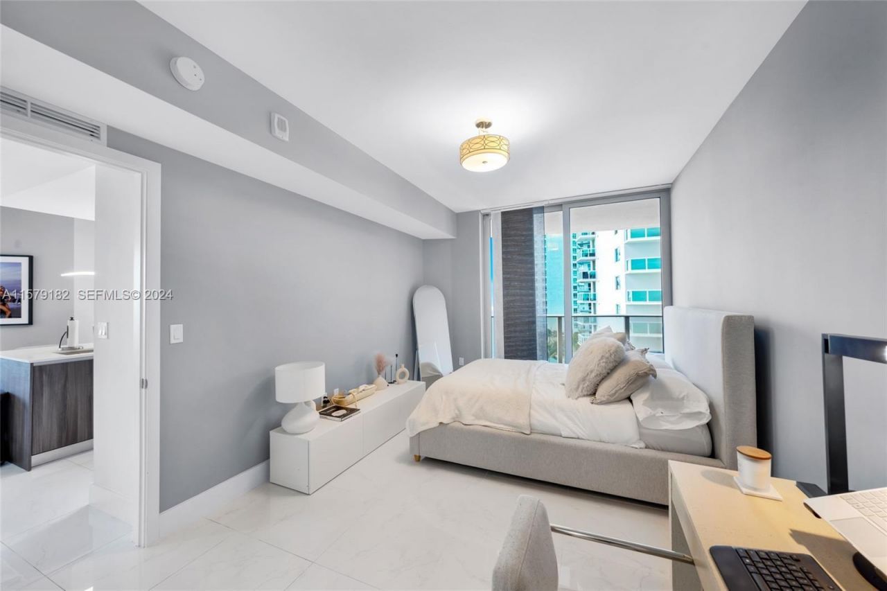 488 NE 18th Street, Unit 1801, Miami, FL 33132 Photo