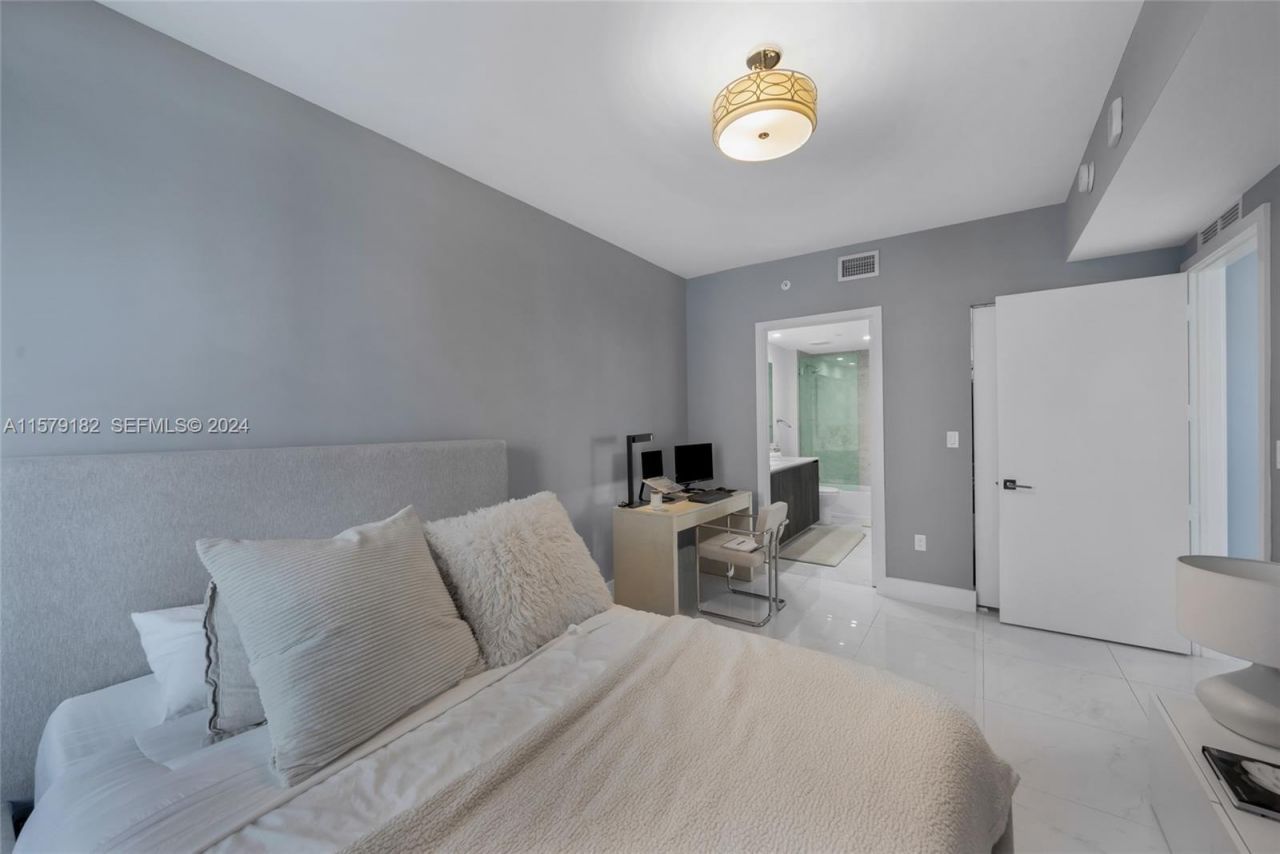 488 NE 18th Street, Unit 1801, Miami, FL 33132 Photo
