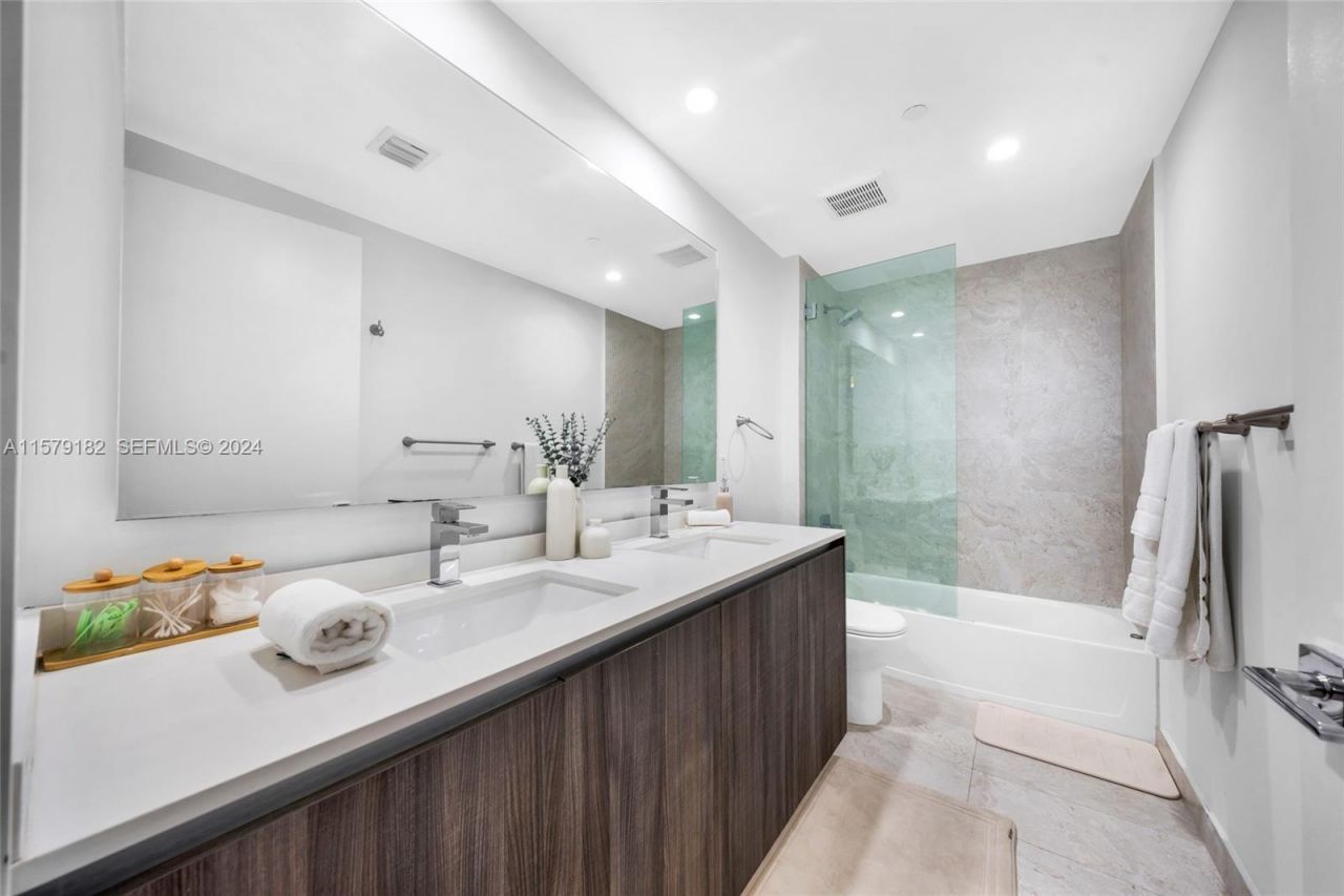 488 NE 18th Street, Unit 1801, Miami, FL 33132 Photo